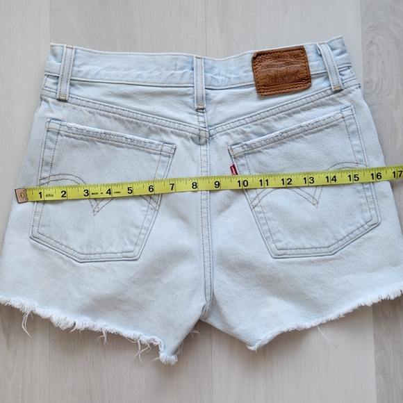 Fits like a 24 – Levi’s Wedgie Short in Awesome Street - Picture 13 of 14